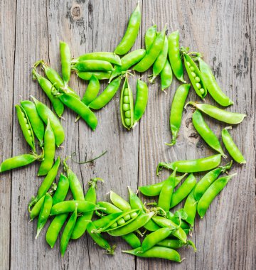 yeşil bezelye, bakla genç gri ahşap arka plan, rustik, roun üzerinde