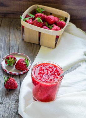 bir bardak taze çilek, rustik, s içinde çilek güler yüzlü