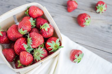 bir kutu, ham yaz meyveleri, seçici odak taze çilek