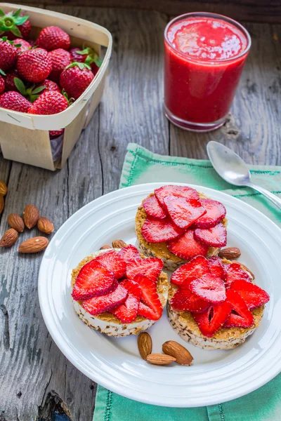 Sağlıklı snack küçük fıstık ezmesi ve taze strawberr ile loafs — Stok fotoğraf