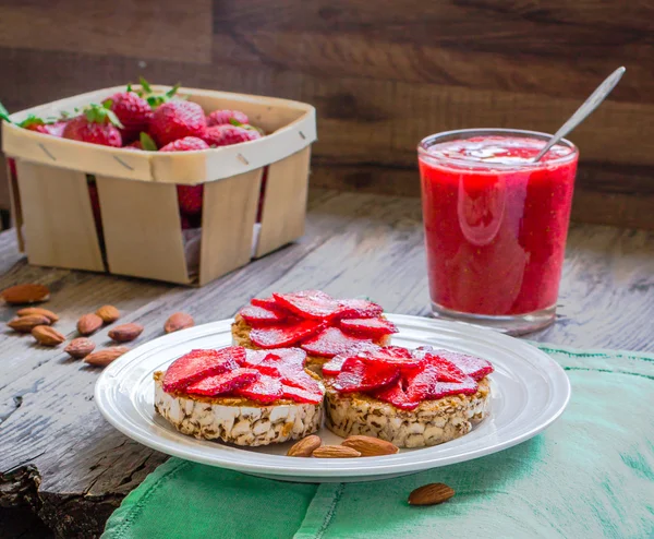 Sağlıklı snack küçük fıstık ezmesi ve taze strawberr ile loafs — Stok fotoğraf