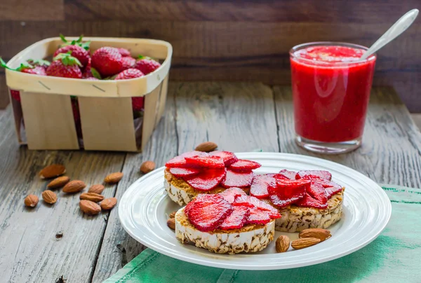 Sağlıklı snack küçük fıstık ezmesi ve taze strawberr ile loafs — Stok fotoğraf