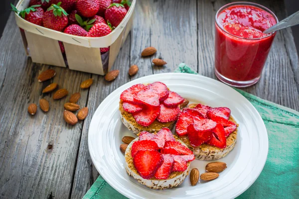 Bocadillo saludable pequeños panecillos con mantequilla de maní y fresa fresca — Foto de Stock