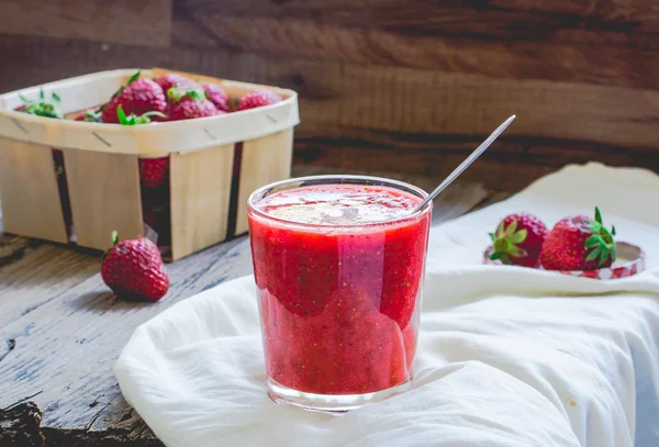 Batido de fresa en un vaso de fresas frescas, rústico, s — Foto de Stock