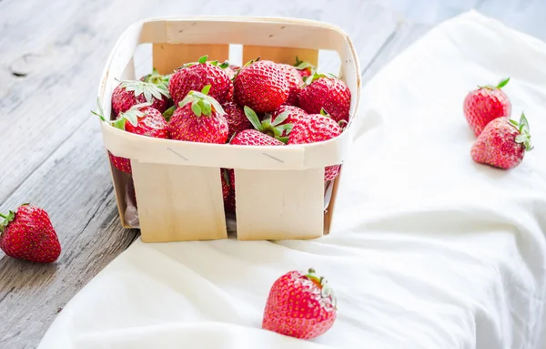 Căpșuni proaspete într-o cutie, rustic, alimente crude de vară, selective — Fotografie, imagine de stoc