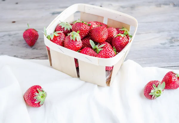 Φρέσκες φράουλες σε ένα κουτί, ρουστίκ, καλοκαίρι ωμά τρόφιμα, επιλεκτική — Φωτογραφία Αρχείου