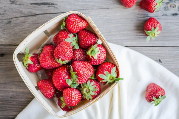 Φρέσκες φράουλες σε ένα κουτί, καλοκαίρι μούρα, επιλεκτική εστίαση — Φωτογραφία Αρχείου