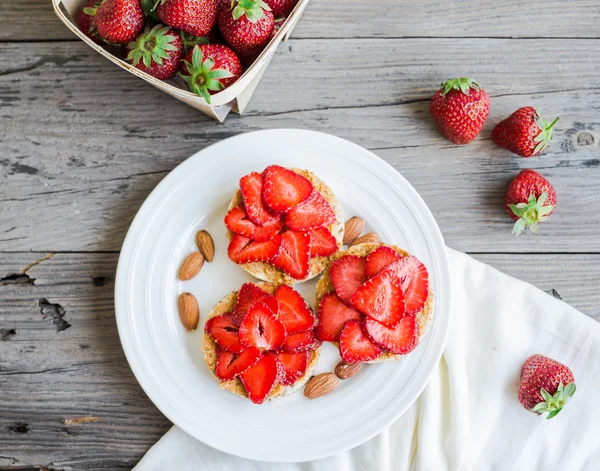 Pan crujiente con mantequilla de maní y fresas frescas, rústico, su — Foto de Stock