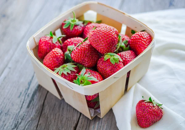 Fresas frescas en una caja, alimentos crudos, bayas de verano, selectivo —  Fotos de Stock