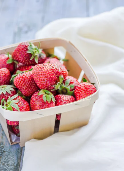 Căpșuni proaspete într-o cutie, alimente crude, fructe de pădure de vară, selective — Fotografie, imagine de stoc