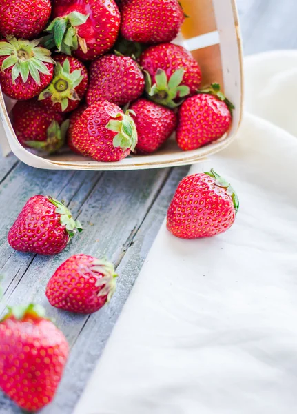 Căpșuni proaspete într-o cutie, alimente crude, fructe de pădure de vară, selective — Fotografie, imagine de stoc