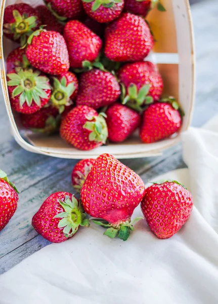 Φρέσκες φράουλες σε ένα κουτί, Ωμοφαγία, καλοκαίρι μούρα, επιλεκτική — Φωτογραφία Αρχείου
