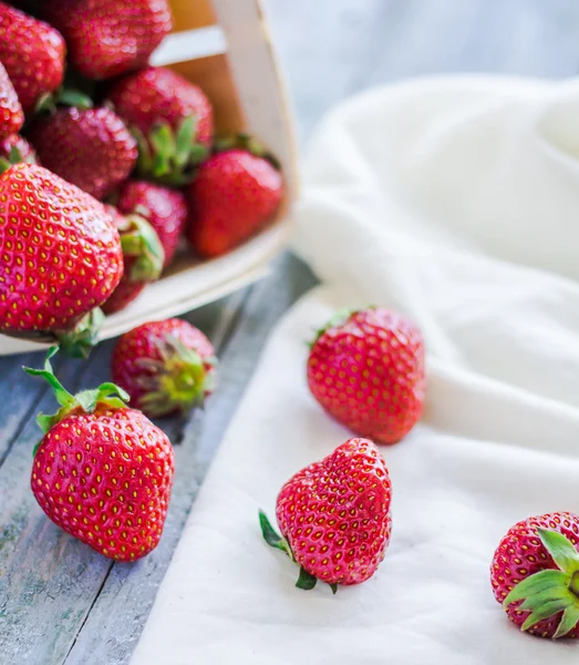 Φρέσκες φράουλες σε ένα κουτί, Ωμοφαγία, καλοκαίρι μούρα, επιλεκτική — Φωτογραφία Αρχείου