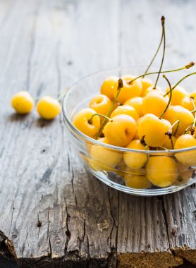 Bir cam tabak, rustik, yaz b taze sarı tatlı kiraz