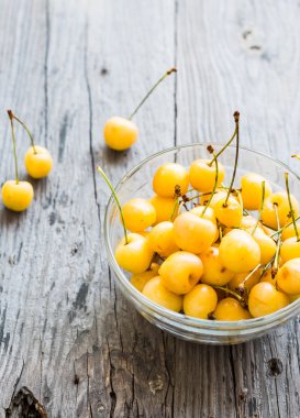 Bir cam tabak, rustik, yaz b taze sarı tatlı kiraz