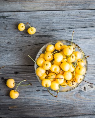 Bir cam tabak, rustik, yaz b taze sarı tatlı kiraz