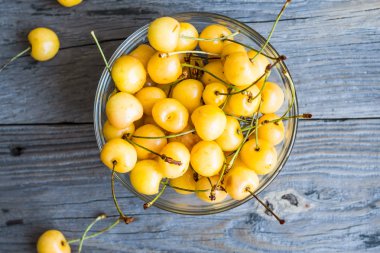 Bir cam tabak, rustik, yaz b taze sarı tatlı kiraz
