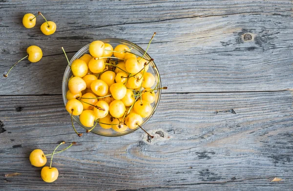 Cerezas dulces amarillas frescas en un plato de vidrio, rústico, verano b — Foto de Stock