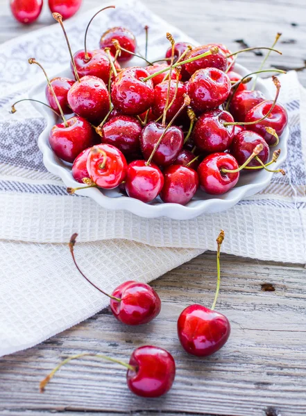 Frische rote Kirsche im Teller, gesunde Zwischenmahlzeit, Sommer, selektiver Fokus — Stockfoto