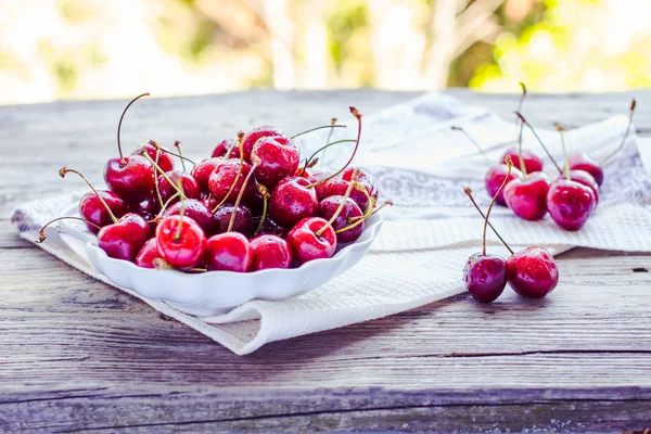 在板，健康的零食，夏天，选择性 foc 新鲜红樱桃 — 图库照片