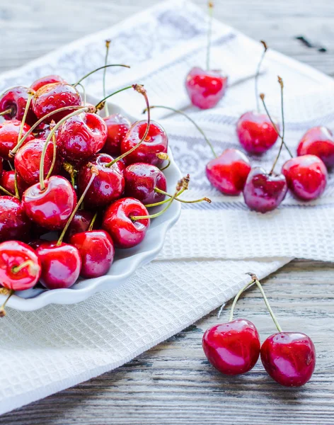 Frische rote Kirsche im Teller, gesunde Zwischenmahlzeit, Sommer, selektiver Fokus — Stockfoto