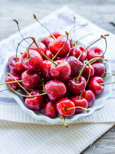 Frische rote Kirsche im Teller, gesunde Zwischenmahlzeit, Sommer, selektiver Fokus — Stockfoto