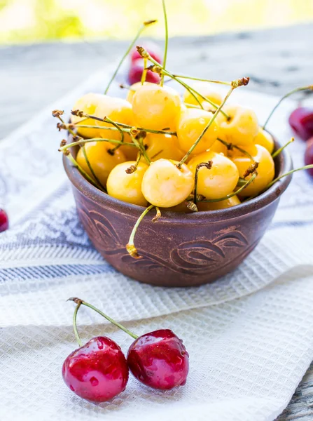 Taze kırmızı ve sarı bir plaka, sağlıklı snack, yaz, se kiraz — Stok fotoğraf