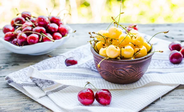 Cereza roja y amarilla fresca en un plato, merienda saludable, verano, se — Foto de Stock