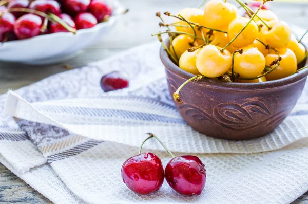 Fresh red and yellow cherry in a plate, healthy snack, summer, se — стоковое фото