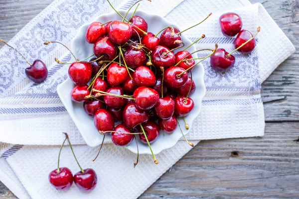 Cereza roja fresca en un plato, snack saludable, verano, foc selectivo — Foto de Stock
