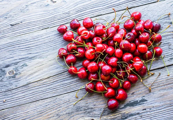 Frische rote Kirsche im Teller, gesunde Zwischenmahlzeit, Sommer, Herz — Stockfoto