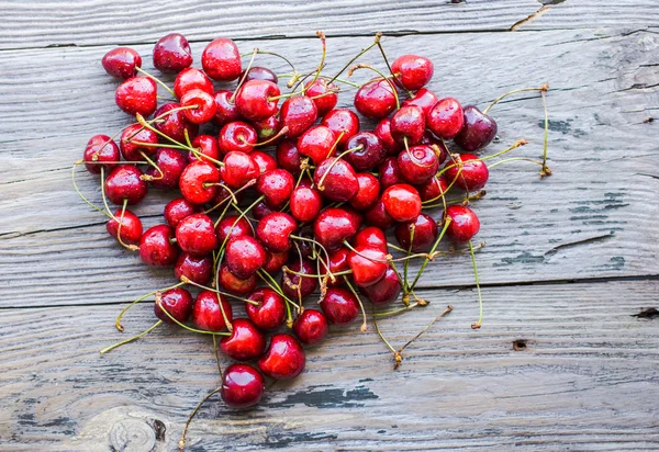 Cereja vermelha fresca em um prato, refeição leve sã, verão, coração — Fotografia de Stock