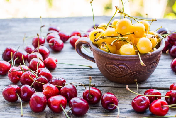 新鲜的红色和黄色樱桃中板，健康的零食，夏天，se — 图库照片