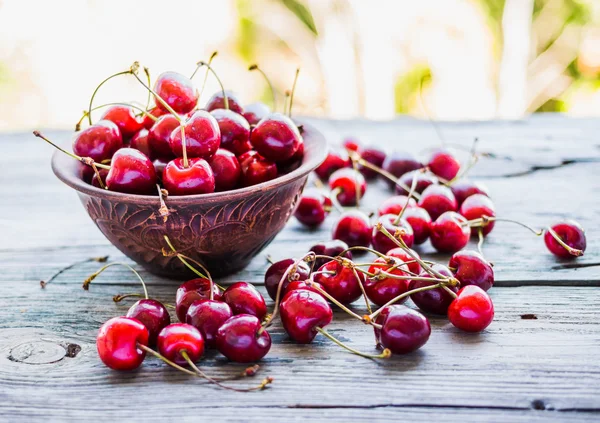 Frische rote Kirsche im Teller, gesunde Zwischenmahlzeit, Sommer, selektiver Fokus — Stockfoto