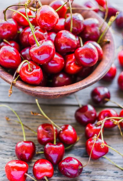 Frische rote Kirsche im Teller, gesunde Zwischenmahlzeit, Sommer, selektiver Fokus — Stockfoto