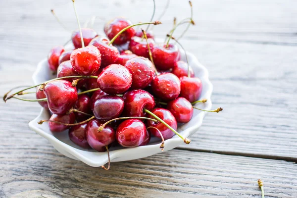 Frische rote Kirsche im Teller, gesunde Zwischenmahlzeit, Sommer, selektiver Fokus — Stockfoto