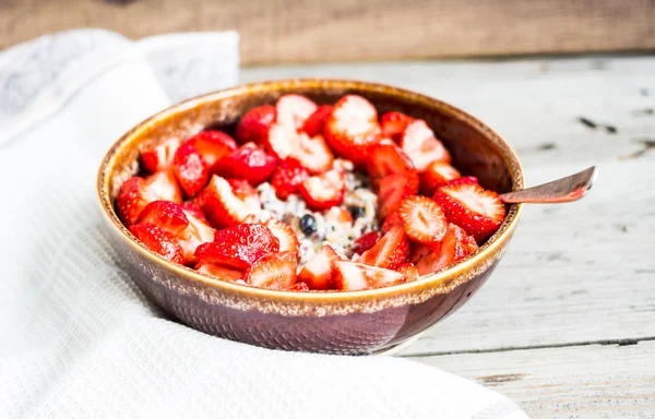 Oatmeal with poppy seeds, raisins and berries, healthy breakfast — Stock Photo, Image