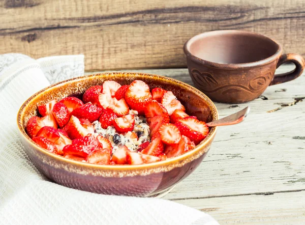 Havregrynsgröt med vallmofrön, russin och bär, hälsosam frukost — Stockfoto