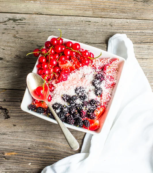 Harina de avena con puré de fresas, bayas variadas y coco , — Foto de Stock