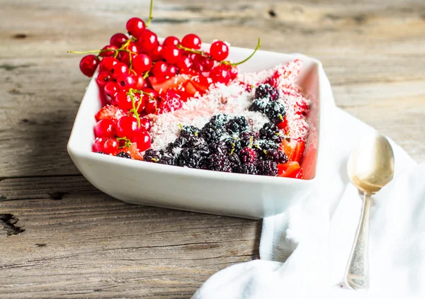 Harina de avena con puré de fresas, bayas variadas y coco , — Foto de Stock