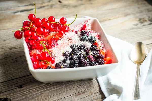 Havregrynsgröt med Jordgubbsmos färsk och diverse bär och kokos, — Stockfoto