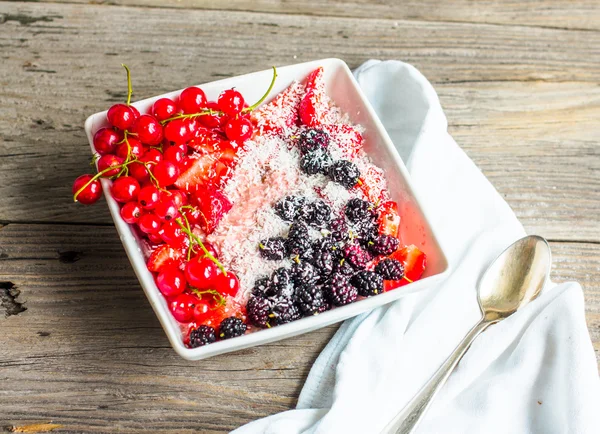 Harina de avena con puré de fresas, bayas variadas y coco , — Foto de Stock