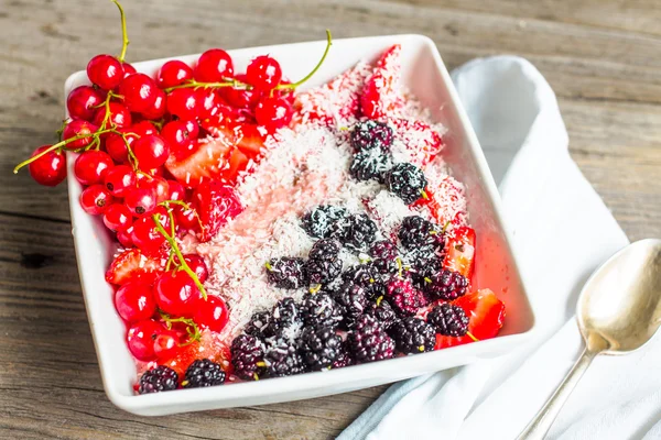 Harina de avena con puré de fresas, bayas variadas y coco , — Foto de Stock