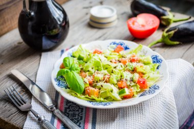 Domates, patlıcan, susam ve fl taze sebze salatası