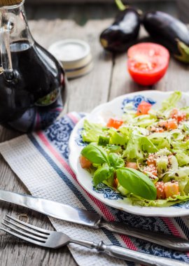 yeşil sebze salata domates, patlıcan, susam ve ba