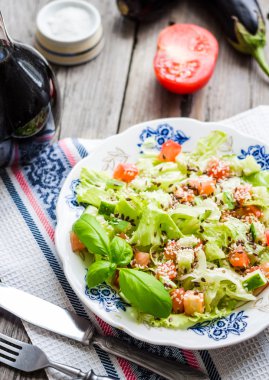 yeşil sebze salata domates, patlıcan, susam ve ba