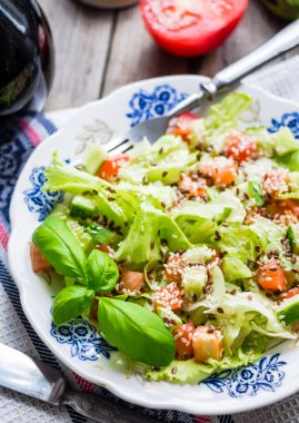 yeşil sebze salata domates, patlıcan, susam ve ba