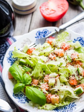 yeşil sebze salata domates, patlıcan, susam ve ba