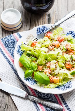 yeşil sebze salata domates, patlıcan, susam ve ba