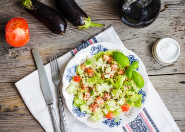 Domates, patlıcan, susam ve fl taze sebze salatası